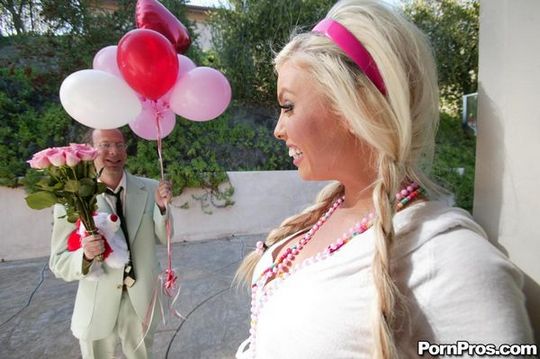 Старый лысик засовывает свой член в бритую киску грудастой блондинки Britney Amber