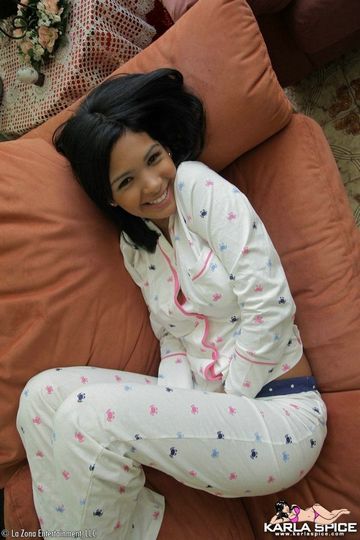 Черноволосая латинка Karla Spice снимает пижаму и остается в розовых трусиках