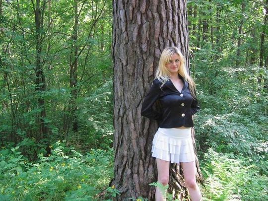 Русская проститутка Нина делает минеты в парке