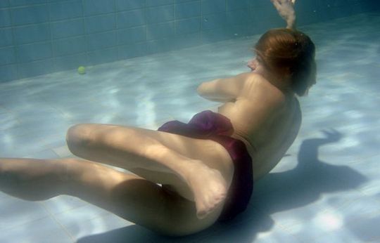 Девушка устроила стриптиз под водой